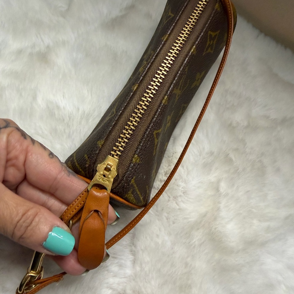 Louis Vuitton - Picture 6 of 16